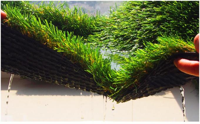 grama verde artificial amarela de colocação de 40mm Brown para balcões dos telhados dos pátios