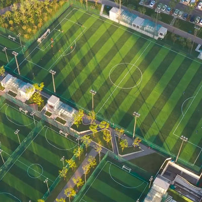 Grama artificial do relvado sintético da grama verde de colocação da paisagem do futebol