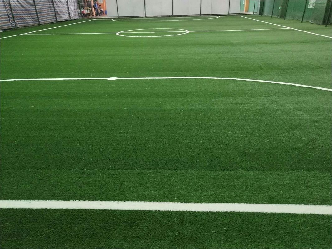 Grama artificial da altura sintética verde macia da grama 50mm do futebol para a terra de futebol