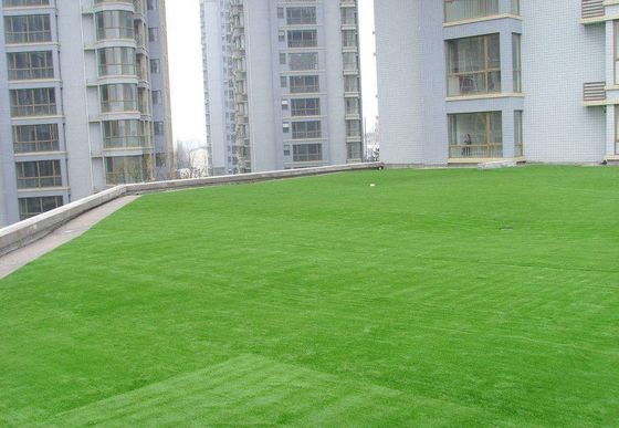 Vida útil longa artificial da resistência de desgaste da grama do telhado feito sob encomenda do verde da natureza