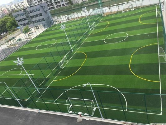 Grama artificial à terra de vista natural do futebol do PE 50mm