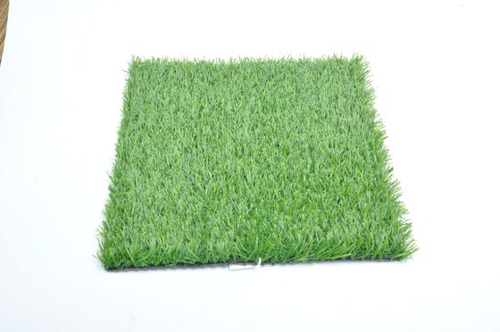 Relvado artificial macio da grama sintética dos esportes exteriores que olha como a grama real